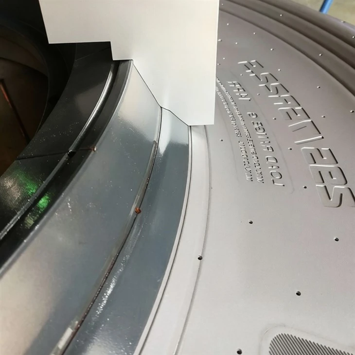 Slanted-Plane Commercial Vehicle Tire Mold